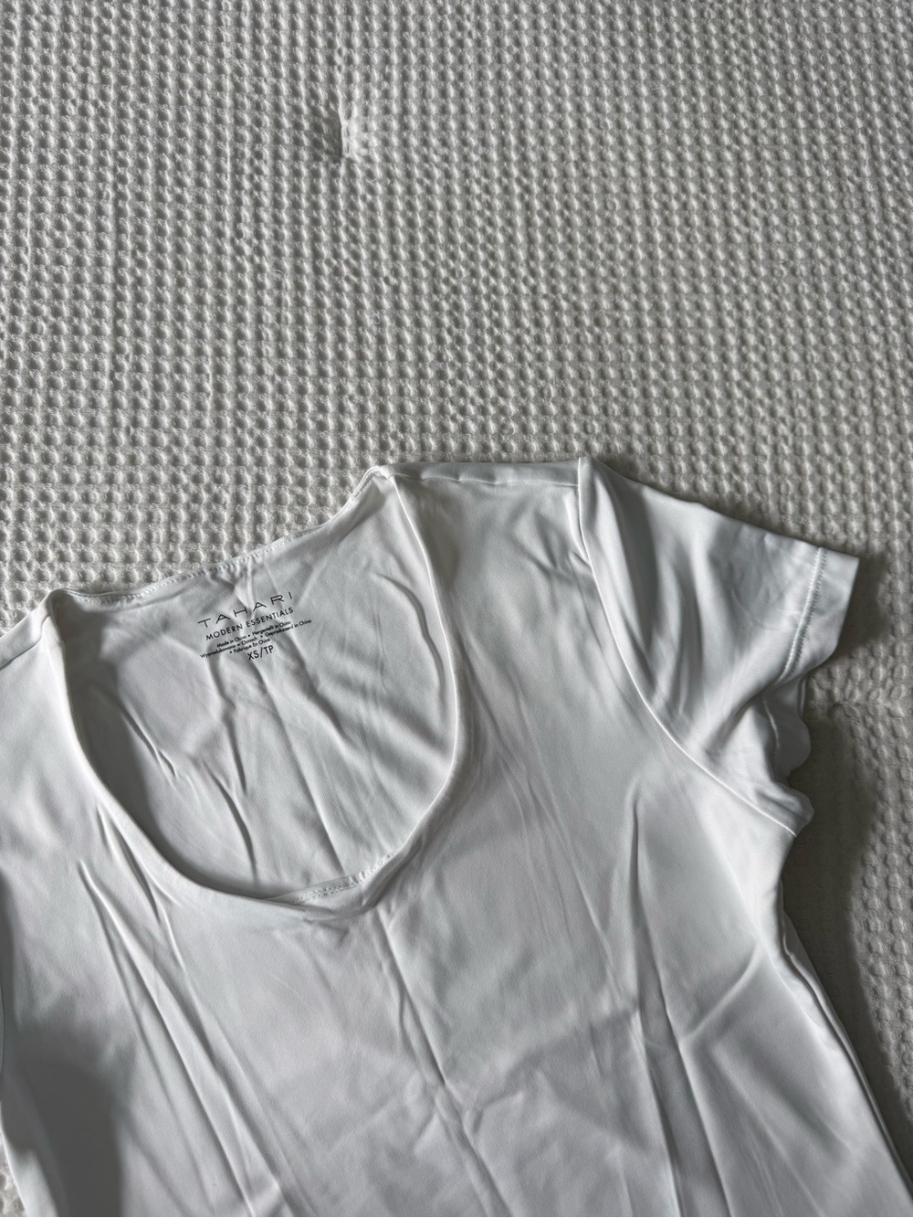 Tahari White Scoop Neck Short Sleeve Tee